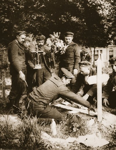 Mariniers versieren een graf op de begraafplaats van Nieuport, 1915 door French Photographer